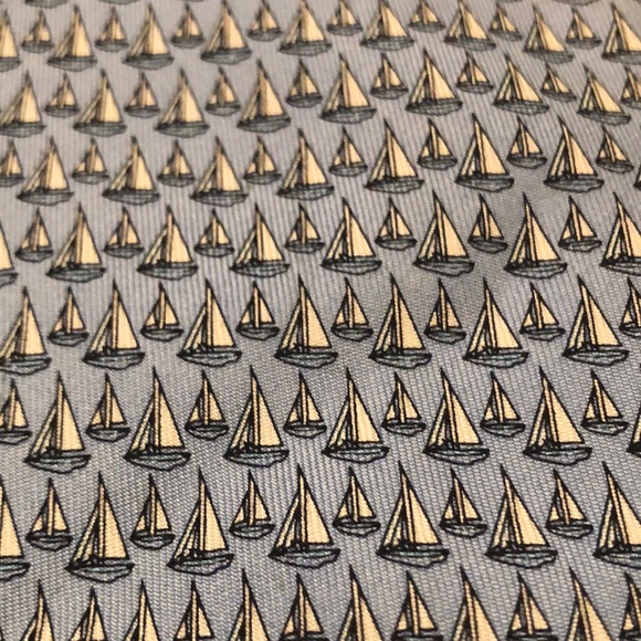 Vineyard vines blue sailboat tie.  Great condition 100% silk made in the USA - Picture 1 of 6